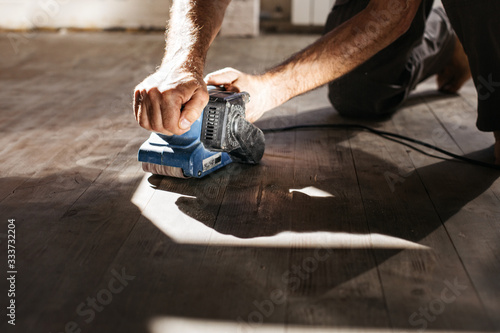 Fotografia Men's hands make repairs at home