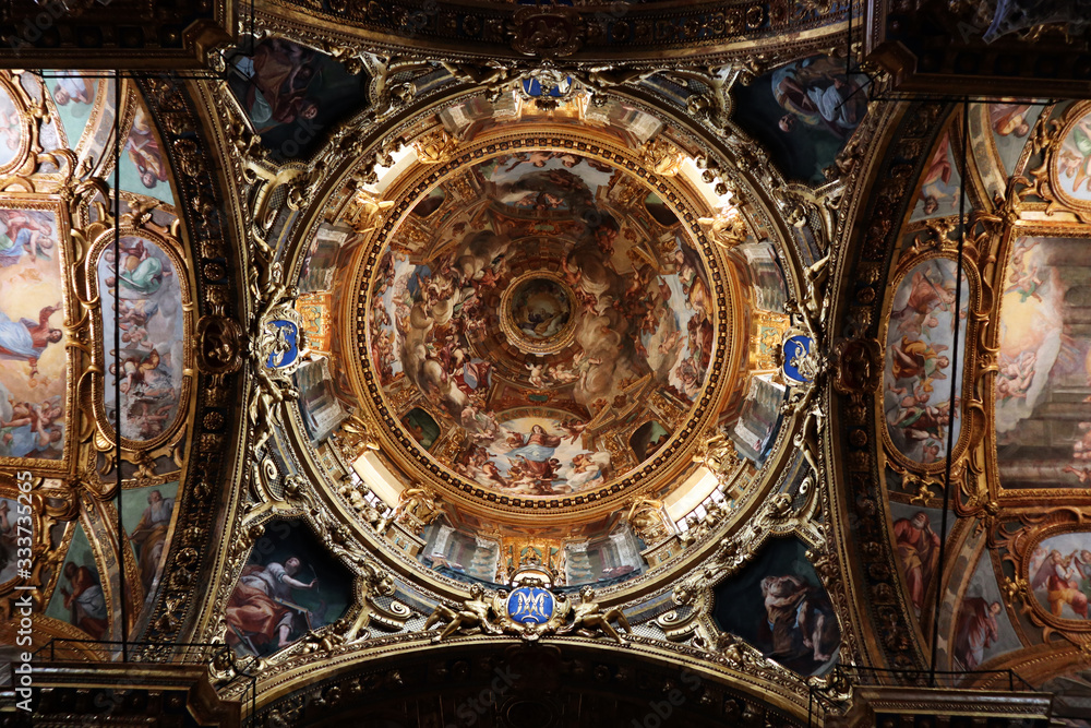 Passagem central e cúpula abobadada com pinturas barrocas e decorações douradas da Basílica della Santissima Annunziata del Vastato, igreja católica em Gênova, Itália, construída no século XVII