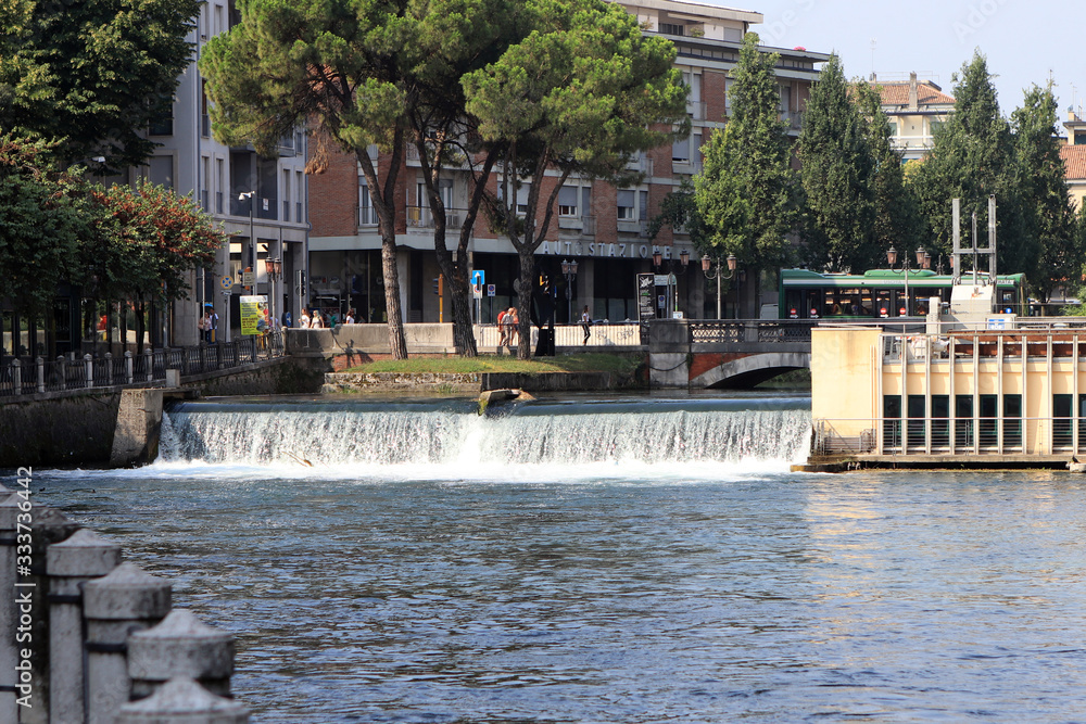 Cascada en un río del canal de Treviso Cascada en un río del canal de Treviso