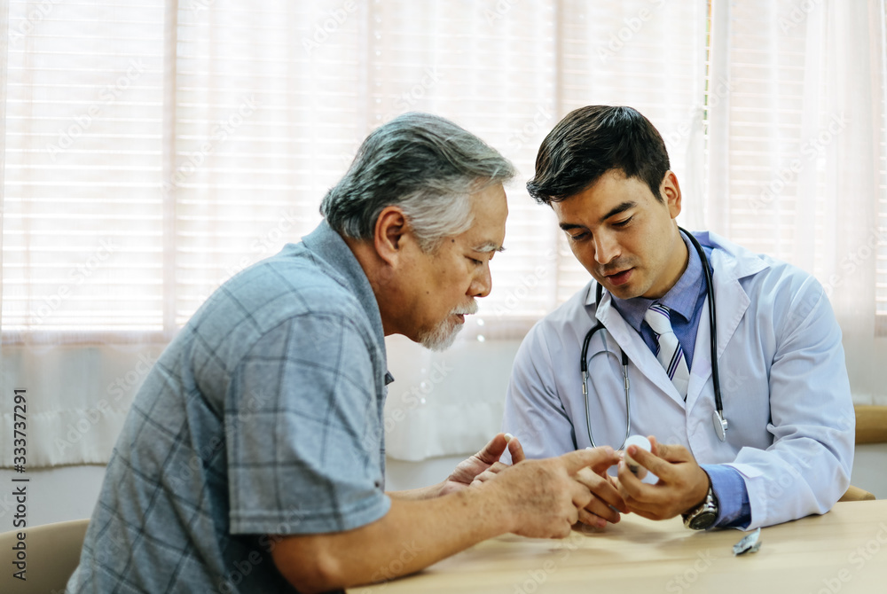 Obraz premium The old man consulted with the doctor about the treatment of discomfort in hospital.