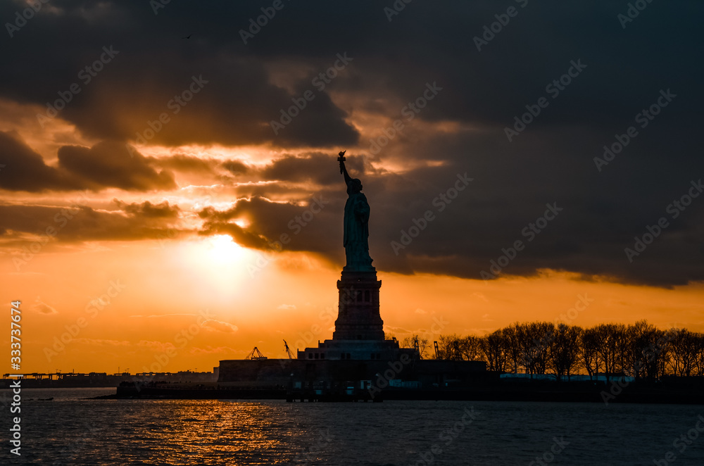 Die Freiheitsstatue von New York City bei Sonnenuntergang