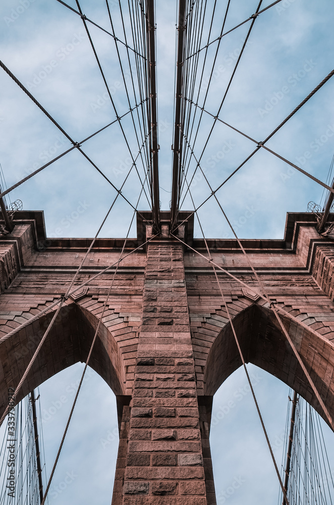 Fototapeta premium Symmetrische Aufnahme der Brooklyn Bridge von New York