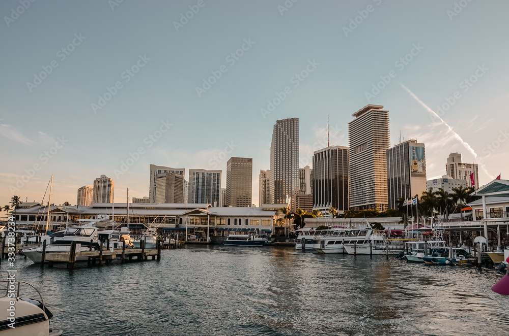 Boote im Hafen vor der Skyline von Miami bei Dämmerung