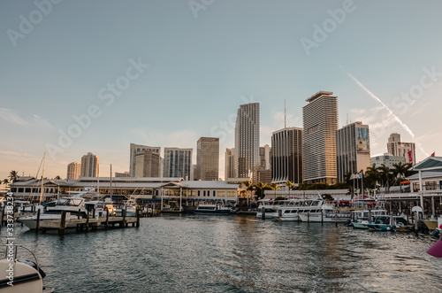 Boote im Hafen vor der Skyline von Miami bei Dämmerung