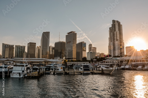 Boote im Hafen vor der Skyline von Miami bei