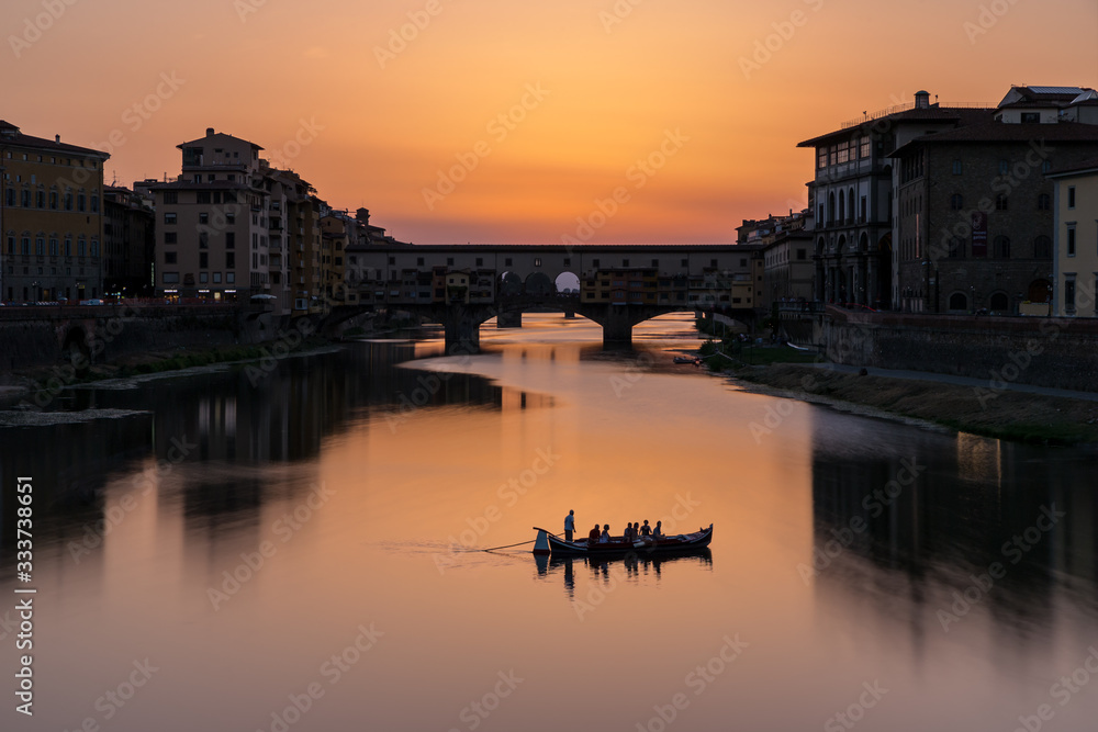 Naklejka premium Firenze, tramonto sull'Arno e Ponte Vecchio