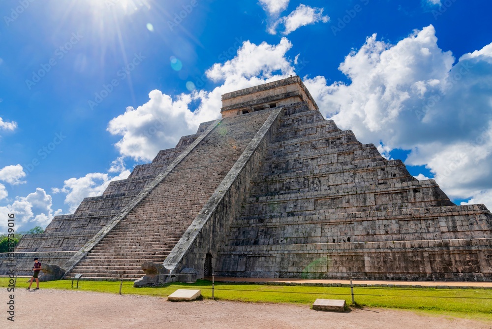 Chichén Itzá is an important Mayan archaeological complex located in Mexico Chichén Itzá is an important Mayan archaeological complex located in Mexico