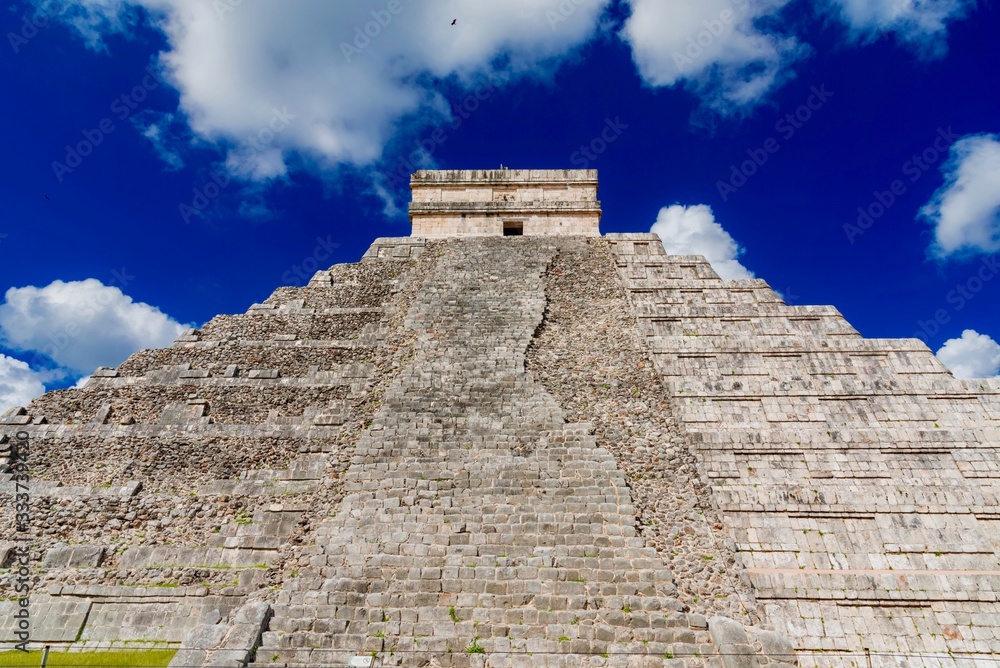 Chichén Itzá is an important Mayan archaeological complex located in Mexico Chichén Itzá is an important Mayan archaeological complex located in Mexico