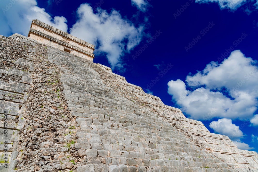 Chichén Itzá is an important Mayan archaeological complex located in Mexico