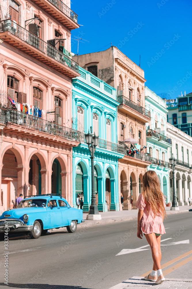 Obraz premium Tourist girl in popular area in Havana, Cuba. Young kid traveler smiling