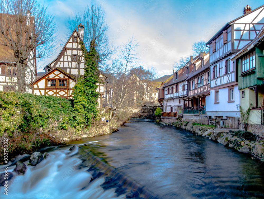 Fototapeta premium rano nad rzeką w kaysersberg