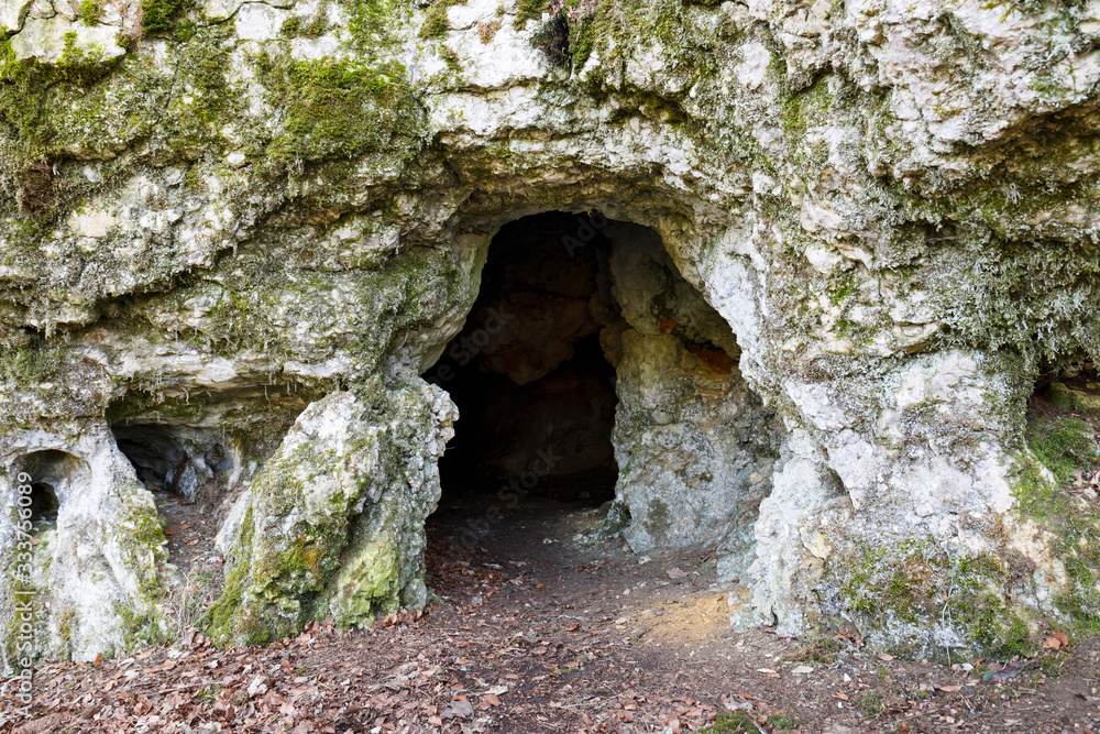 Eine Höhle beim Hohlen Fels bei Gemeinde Bitz auf der Schwäbischen Alb