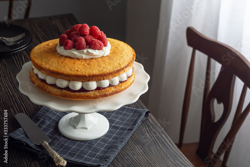 Photo Victoria Sponge Sandwich Cake with Layers of Whipped Cream, Raspberry Jam, and F