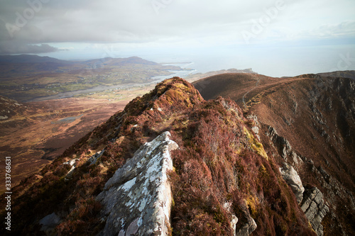 one mans path, cima de la montaña pedregosa en Donegal. Slieve leave. Irlanda