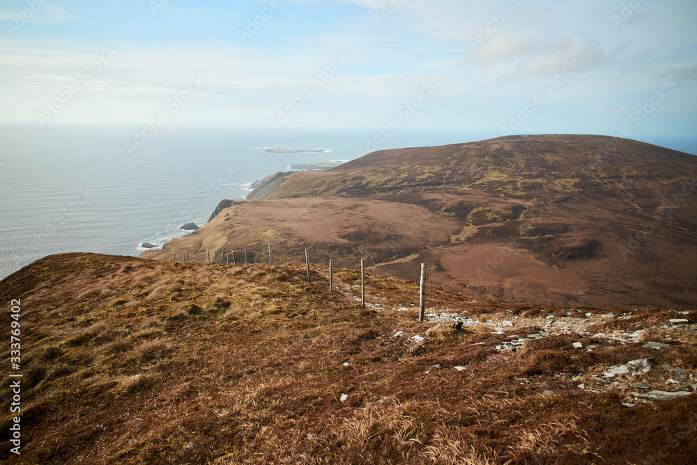 comienzo de una reja, alambrado rustico en el medio de la montaña. Donegal. Slieve leave. Irlanda