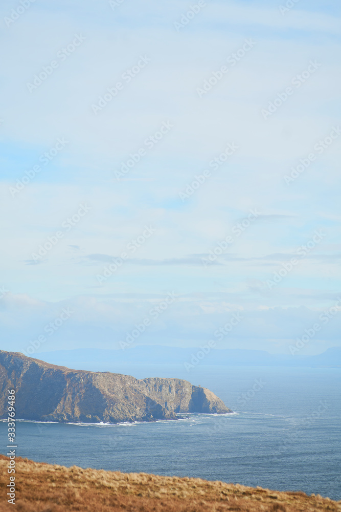 vista desde la montaña, costa montañosa, acantilado en Donegal. Slieve leave. Irlanda