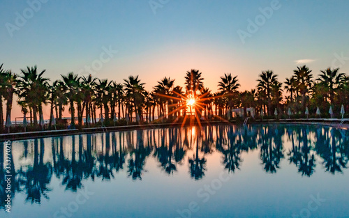 Sonnenuntergang am Pool mit Palmen in Salgados in Portugal photo
