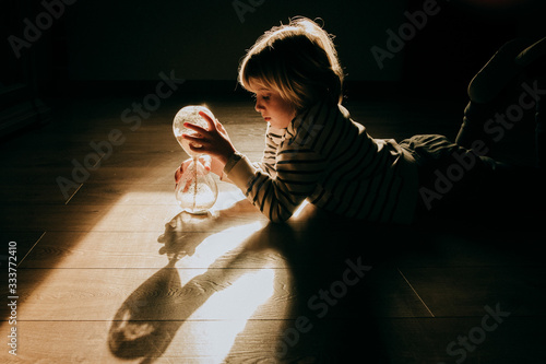 NIÑO ABURRIDO