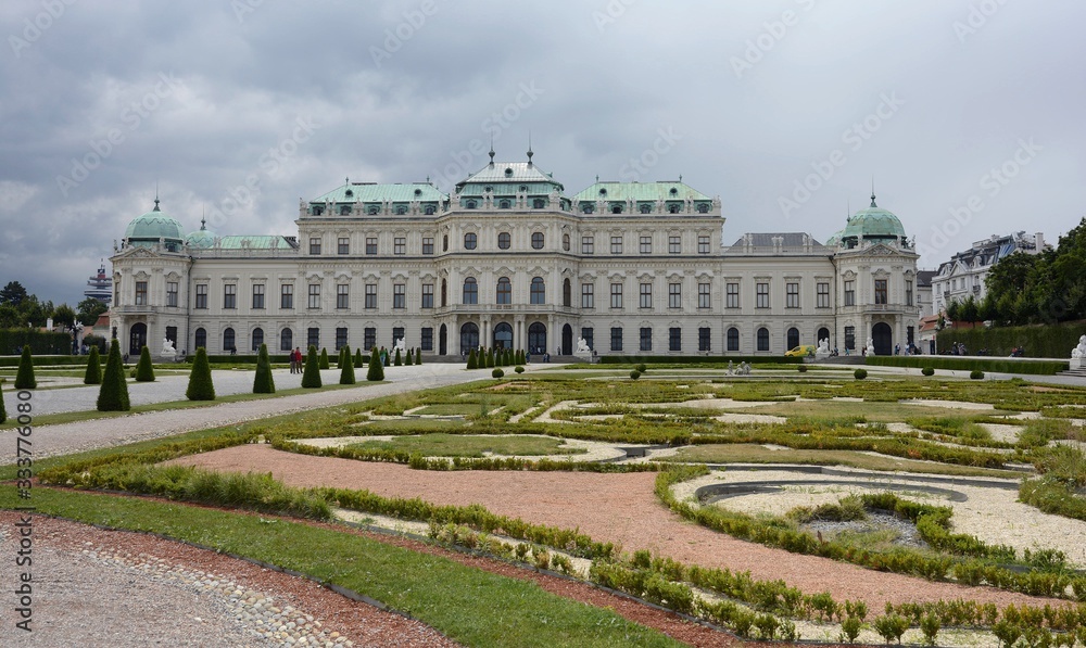 Obraz premium Belvedere Palace complex in Vienna. Upper Belvedere. Executive residence. Austria. Located in Landstrasse, the third district of the city. Museum Landmark of Vienna. Belvedere in the summer.