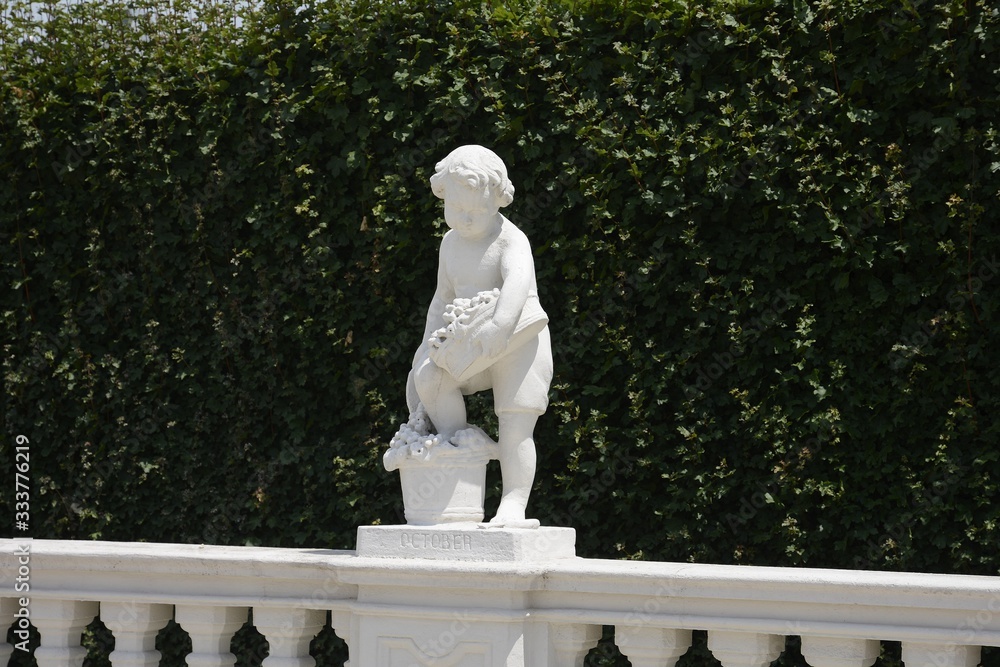 Obraz premium Belvedere Palace complex in Vienna. Austria. Located in Landstrasse, the third district of the city, southeast of the center. Sculptures of the Belvedere. Landmark of Vienna. Belvedere in the summer.