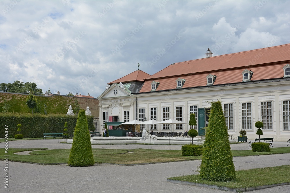 Naklejka premium Belvedere Palace complex in Vienna. Austria. Located in Landstrasse, the third district of the city, southeast of the center. Museum Landmark of Vienna. Belvedere in the summer.