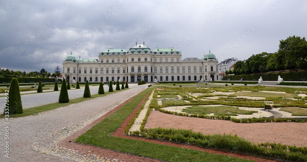 Obraz premium Belvedere Palace complex in Vienna. Upper Belvedere. Executive residence. Austria. Located in Landstrasse, the third district of the city. Museum Landmark of Vienna. Belvedere in the summer.