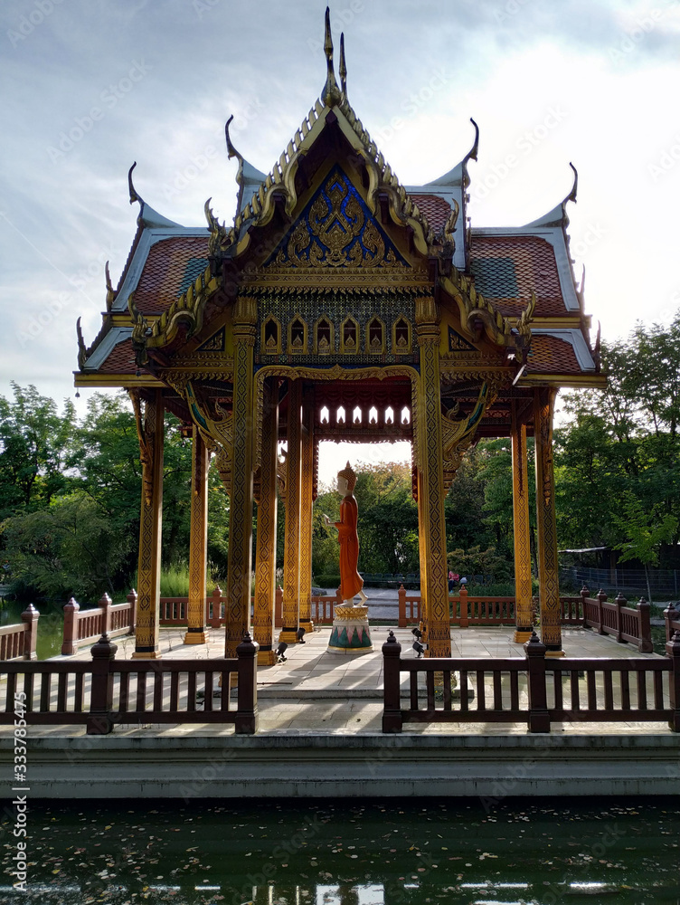 Fototapeta premium chinese pagoda with display in water