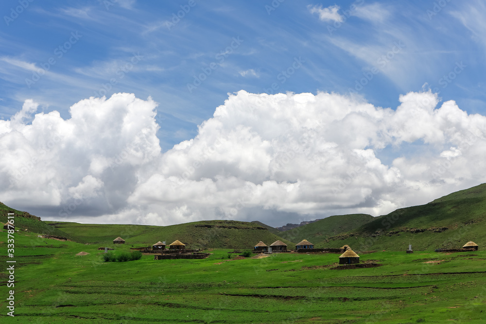 Obraz premium Traditional Basotho African huts in the Kingdom of Lesotho