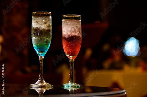 Dos copas de champán de colores azul y rojo