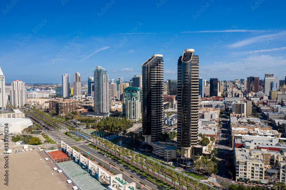 Obraz premium Zdjęcie z lotu ptaka z drona pustego i opuszczonego centrum San Diego podczas pandemii koronawirusa Covid-19 w 2020 r. San Diego, Kalifornia, USA.