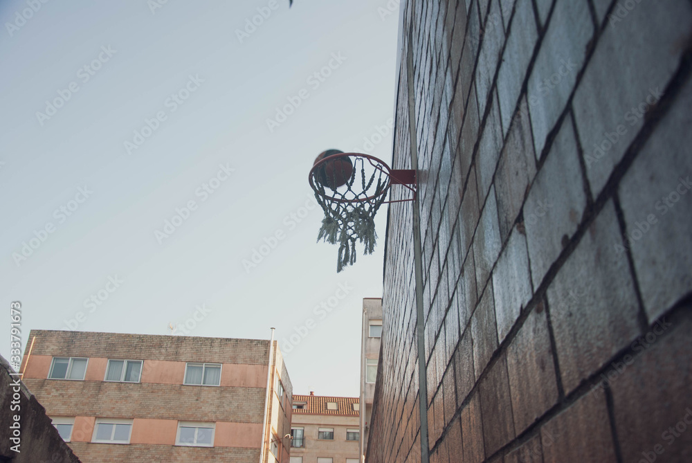 Obraz premium basketball hoop against blue sky