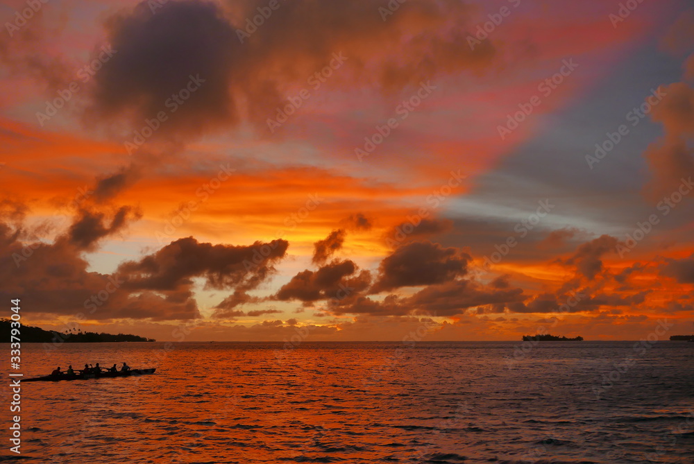 pirogue sur le lagon de Bora Bora au crépuscule