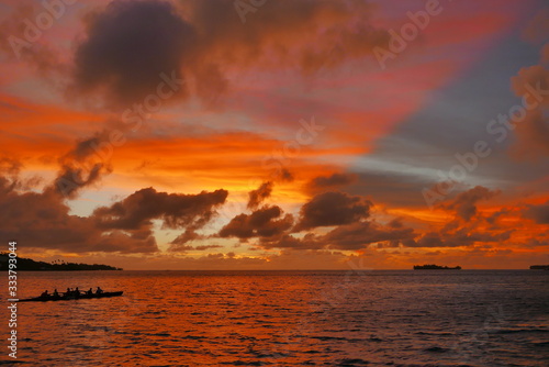 pirogue sur le lagon de Bora Bora au crépuscule