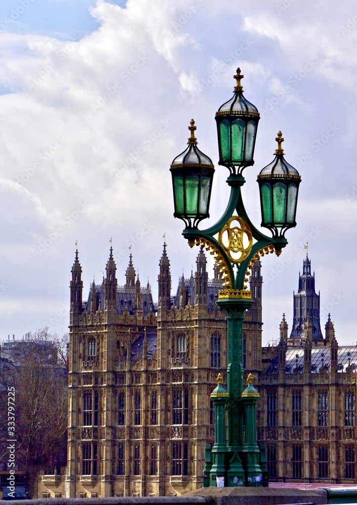 Fototapeta premium Parliament buildings and old fashioned street lamp