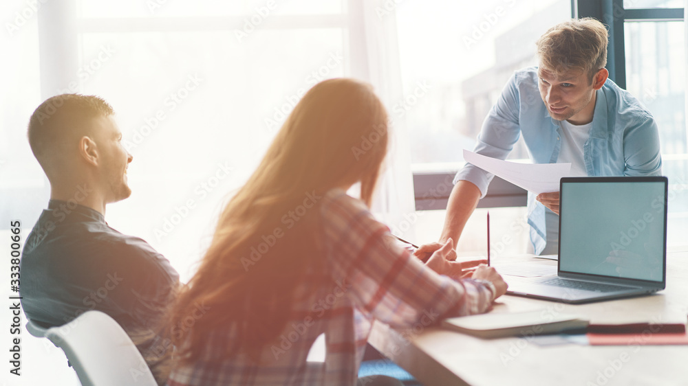 Obraz premium Team meeting with new startup project