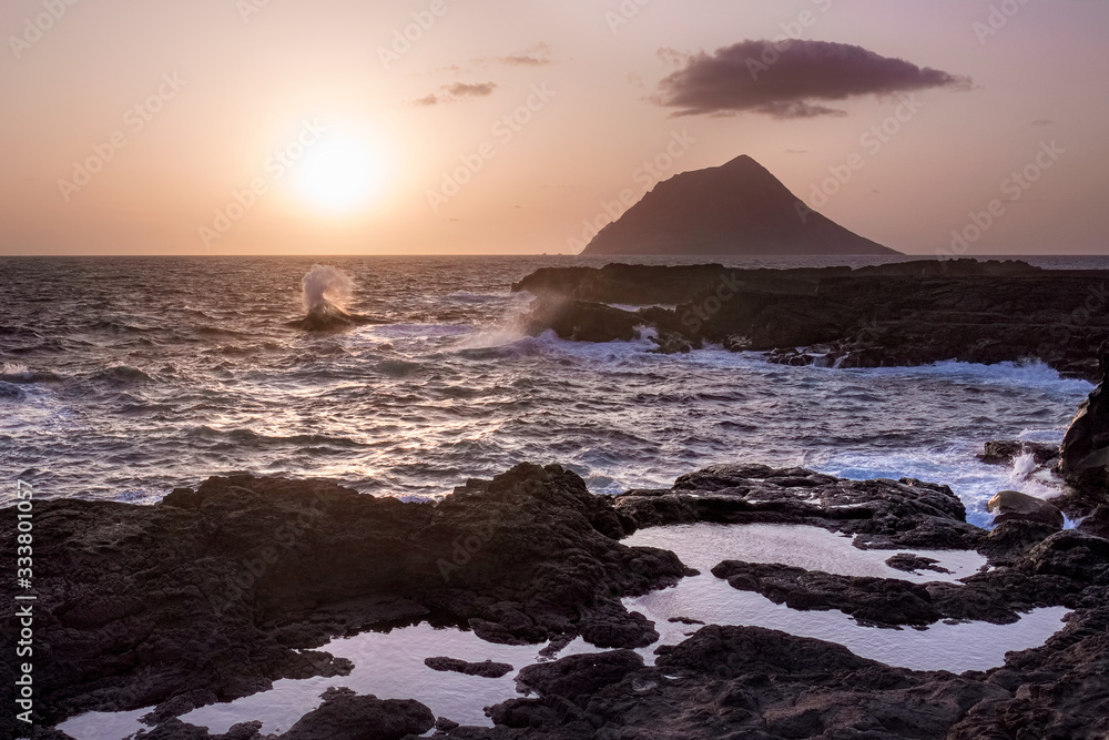 Obraz premium 東京都・八丈島 南原千畳敷の夕景