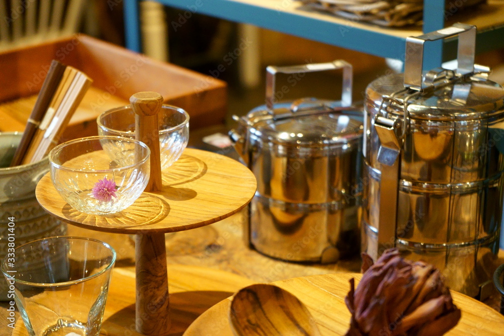 Obraz premium Silver pot on wood table