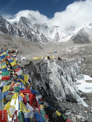 alpinistas e caminhantes indo em direção ao campo base do Everest