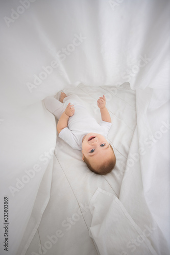 Bebe entre sabanas blancas