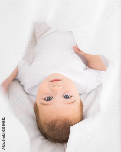 Bebe entre sabanas blancas