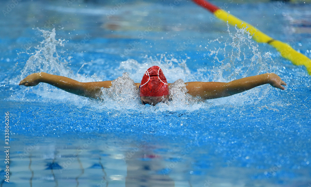 nadadora en una competicion de natacion