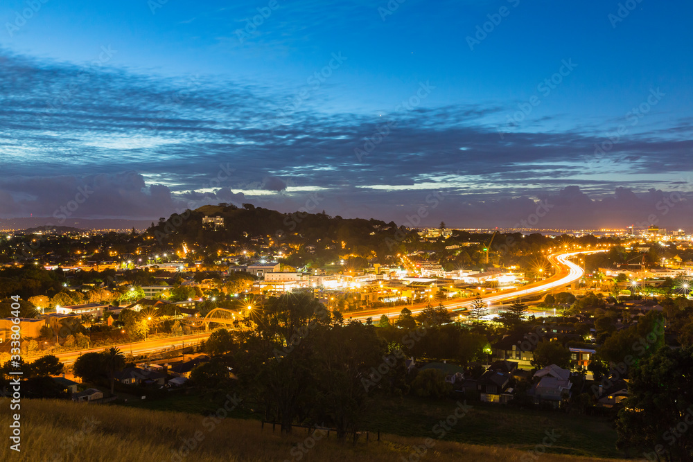 ニュージーランド　オークランドのマウント・ホブソンから見えるマウント・イーデンと夜景
