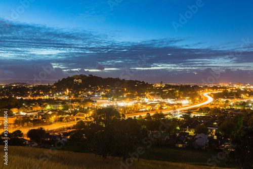 ニュージーランド　オークランドのマウント・ホブソンから見えるマウント・イーデンと夜景 © pespiero