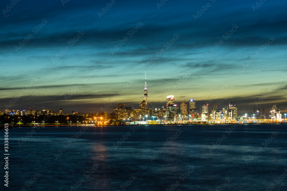 ニュージーランド　オークランドのライトアップされたスカイタワーと夜景