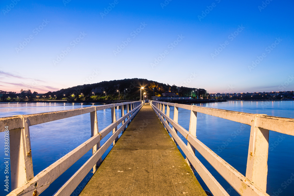 ニュージーランド　オークランドの早朝の桟橋