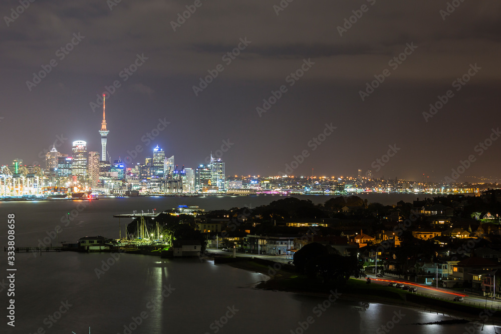 ニュージーランド　夜のオークランドのノース・ヘッド・ヒストリカル・リザーブからのスカイタワーと夜景