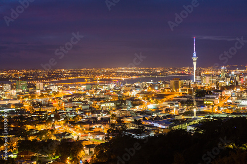 ニュージーランド オークランドのマウント・エデンからの夜景とライトアップされたスカイタワー