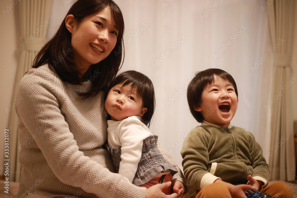 テレビを観る親子 テレビを観る親子