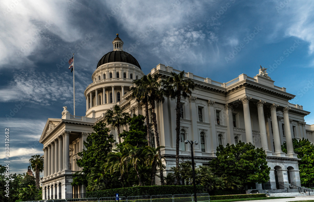 Obraz premium CALIFORNIA STATE CAPITOL BUILDING WITH CLOUDS