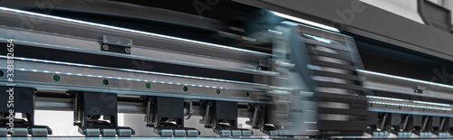 Foto Large format digital printing machine and moving print head